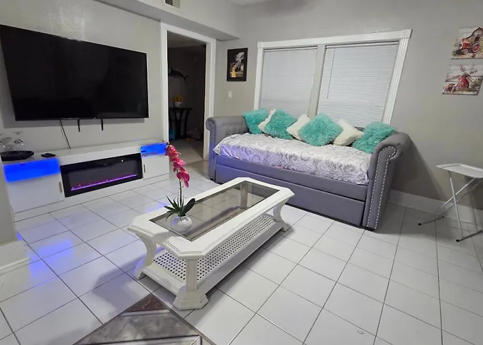 Casaazul: Beachfront Couples Retreat Near Pleasure Pier